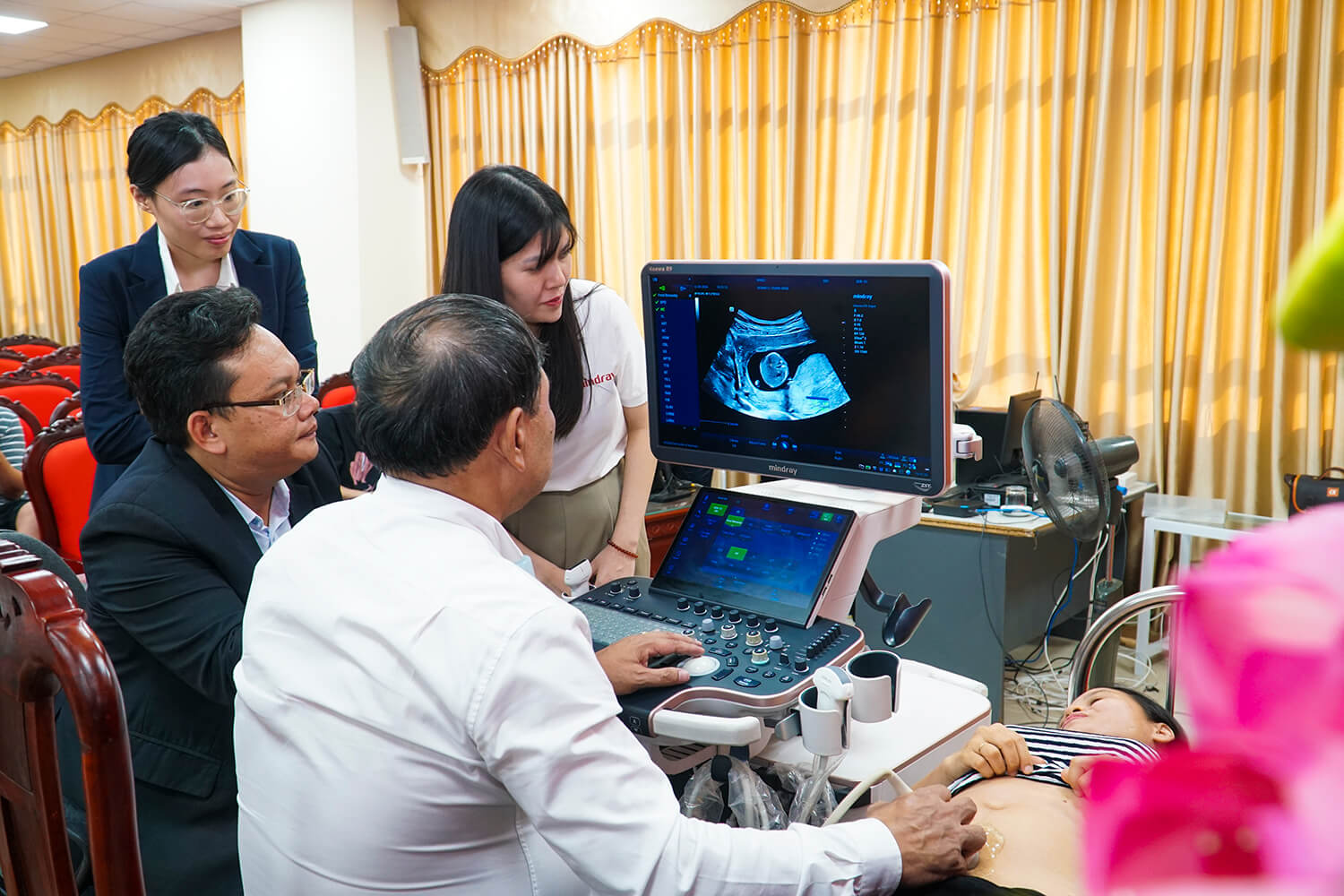 GS.TS Trần Danh Cường thực hành siêu âm trên máy siêu âm Midnray Nuewa R9